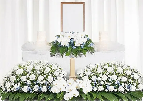 白い胡蝶蘭と白・青の花でまとめた生花祭壇
